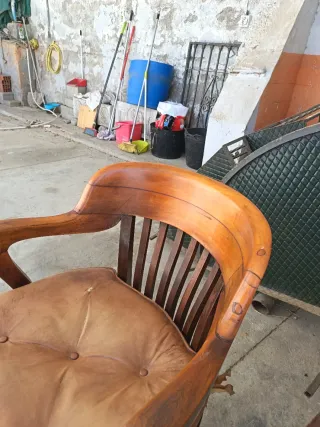 Silla de madera antigua con asiento de cuero