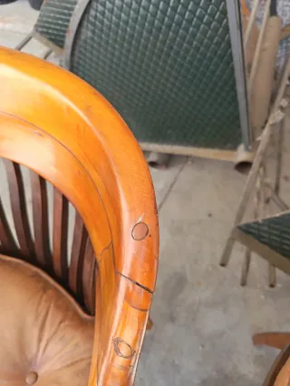 Silla de madera antigua con asiento de cuero