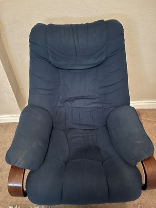 Sillón de tela azul y madera Gira y se reclina