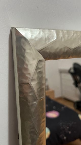 Espejo largo plateado con marco texturizado