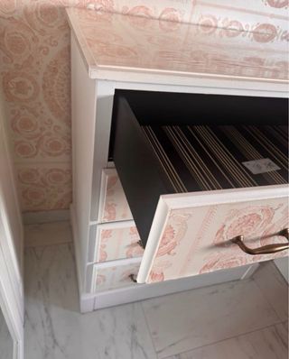 Cómoda rosa y blanca con diseño Versace