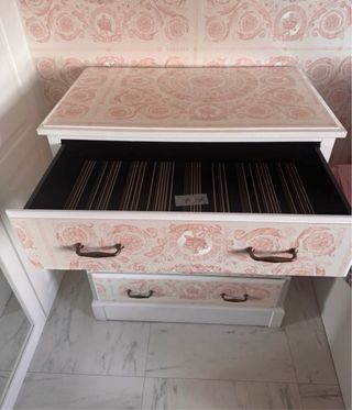 Cómoda rosa y blanca con diseño Versace