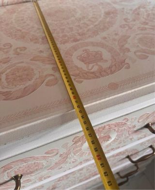 Cómoda rosa y blanca con diseño Versace