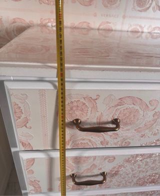 Cómoda rosa y blanca con diseño Versace