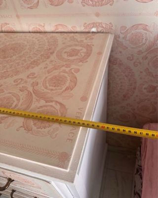 Cómoda rosa y blanca con diseño Versace