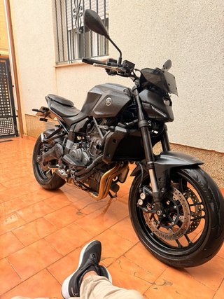 Yamaha MT-07 2026 Negra (Tramo Recto Titanio)