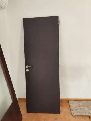 Puerta madera maciza oscura