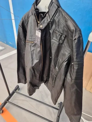 Chaqueta de cuero negra