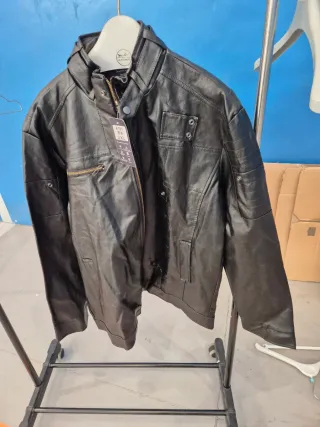 Chaqueta de cuero negra