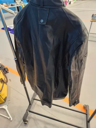 Chaqueta de cuero negra