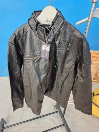 Chaqueta de cuero negra