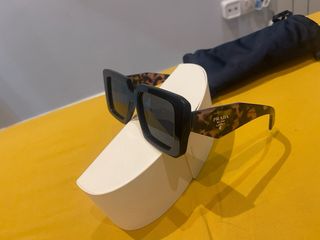 Gafas de sol Prada cuadradas