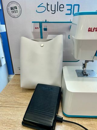 Máquina de coser Alfa Style 30 y funda más retales