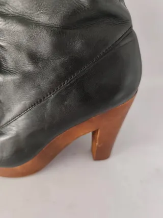 Botines de tacon en el N°39 de Uterqüe.