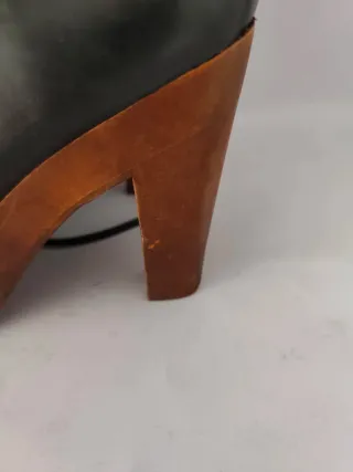 Botines de tacon en el N°39 de Uterqüe.