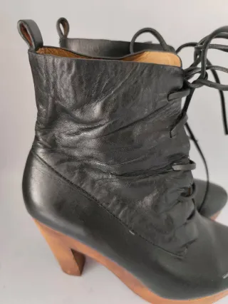 Botines de tacon en el N°39 de Uterqüe.