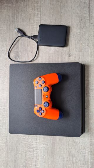 PS4 con mando y 3 juegos