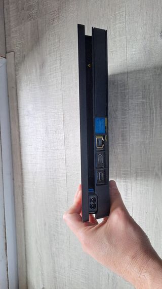 PS4 con mando y 3 juegos