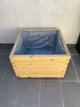 Macetero de madera con revestimiento interior