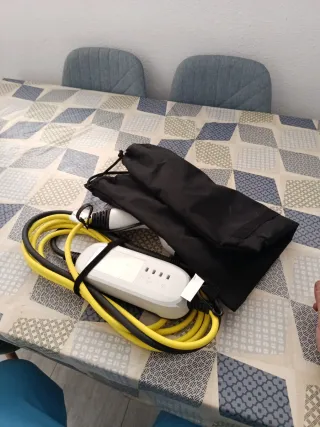 Cargador Volkswagen nuevo sin ningún uso.