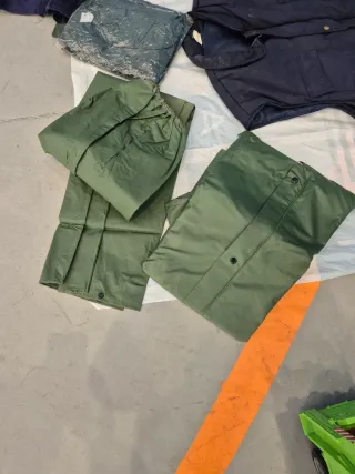 Pantalones de trabajo azules y morados