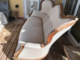 Sofá antiguo de tela y madera