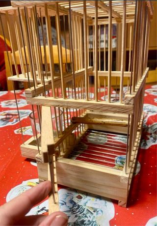 Jaula para jilguero con pozo de agua