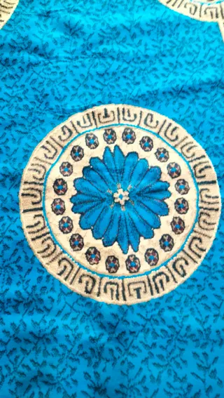Alfombra azul con diseño griego