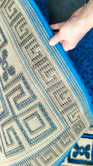 Alfombra azul con diseño griego