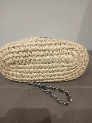 Bolso de paja con cadena
