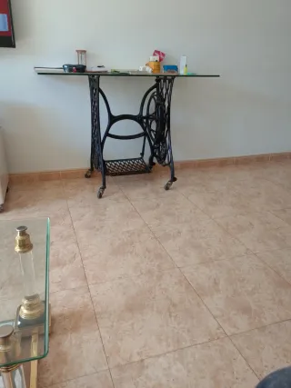 Mesa de cristal con base de máquina de coser