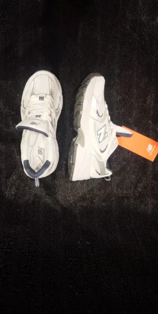 Zapatillas New Balance Blancas y Plateadas