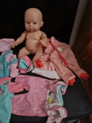 Muñeca bebé de plástico