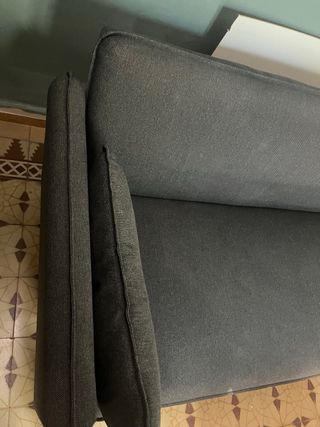 Sofá de tela gris