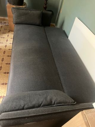 Sofá de tela gris