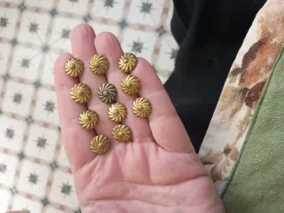 Tachuelas antiguas tapicería doradas