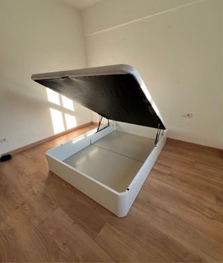 Letto a scomparsa in legno e tessuto