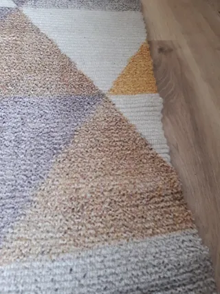 Alfombra geométrica beige,  gris y amarilla