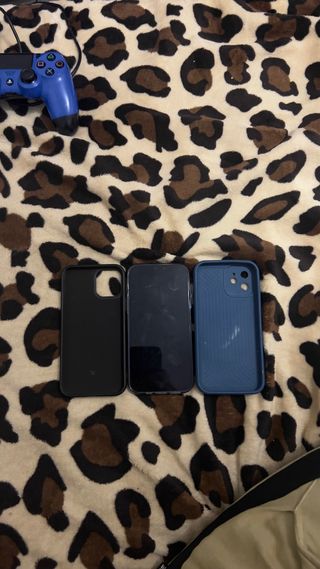 iPhone 12 Negro y Fundas Azul y Negra