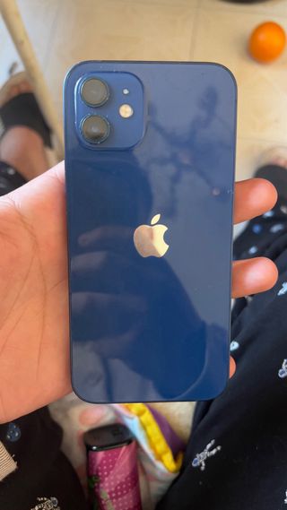 iPhone 12 Negro y Fundas Azul y Negra