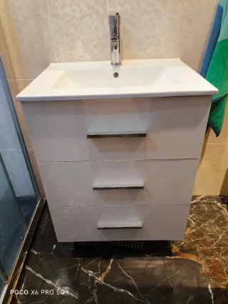 Mueble de baño blanco con lavabo (sin grifo)