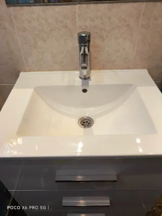 Mueble de baño blanco con lavabo (sin grifo)