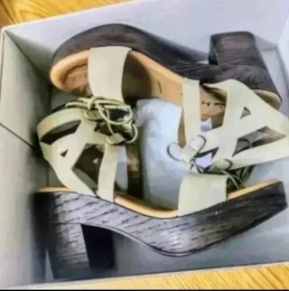 # Sandalias de piel mujer color beige