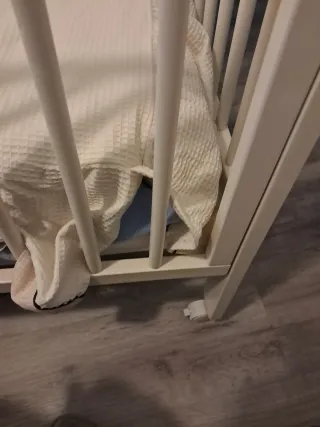 Cuna de bebé blanca