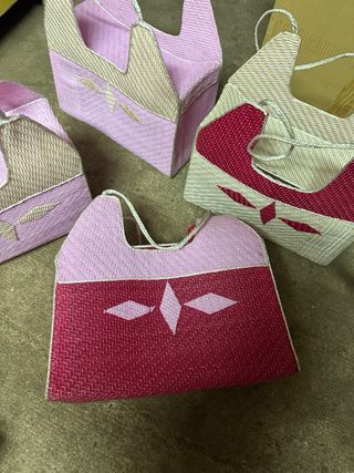 Bolso cesta tejido rosa y rojo artesanal