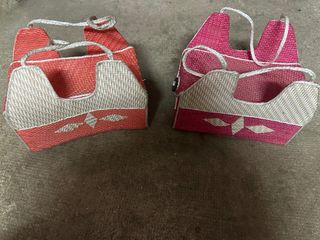 Bolso cesta tejido rosa y rojo artesanal
