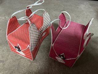 Bolso cesta tejido rosa y rojo artesanal