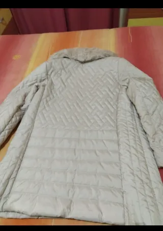 Abrigo acolchado mujer beige