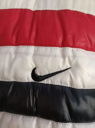 Abrigo Nike Color Blanco, Negro y Rojo Talla L.