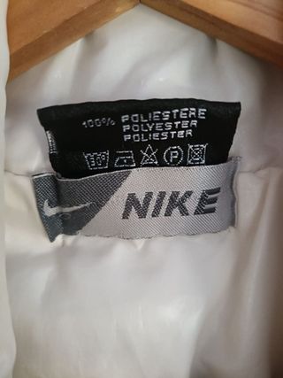 Abrigo Nike Color Blanco, Negro y Rojo Talla L.